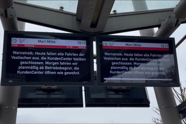 Eine Infotafel zeigt an, dass Busse wegen eines Streiks nicht fahren.
