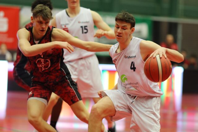 Felix Gröne (Citybasket Recklinghausen) im Duell gegen Bayer Leverkusen II.