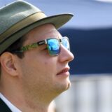 Ein Schütze mit Sonnenbrille.