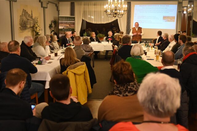 Wilfried Krokowski von der IG Dimker moderierte am Freitagabend (7.2.) die Infoveranstaltung zur geplanten ZUE im Dorstener Stadtteil Wulfen.