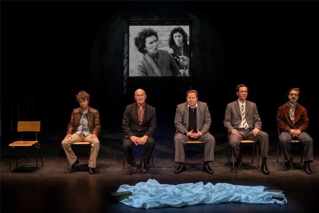Szene mit (v.l.) Maria Neumann, Klaus Herzog, Albert Bork, Bernhard Glose und Ferhat Keskin. Szene mit (v.l.) Maria Neumann, Klaus Herzog, Albert Bork, Bernhard Glose und Ferhat Keskin.
