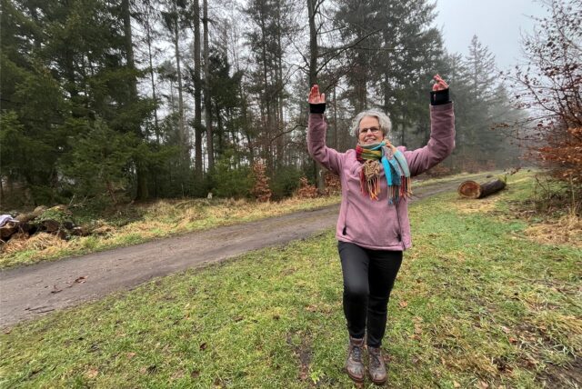 Susanne Koch macht Waldyoga