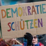 Auf einem Plakat steht „Demokratie schützen“