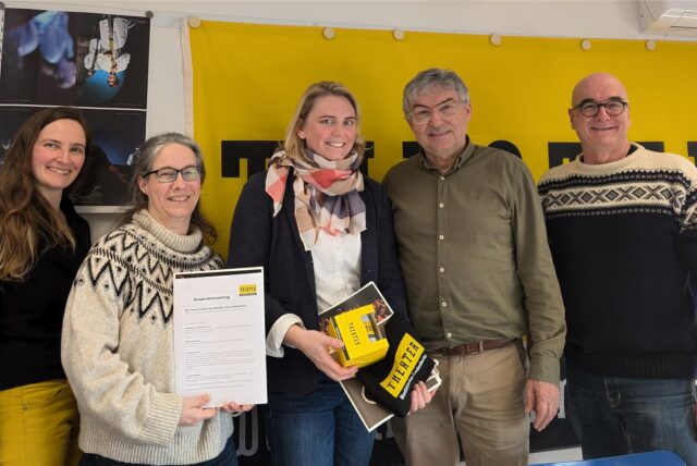 Die Waldschule in Rauxel hat nun einen Kooperationsvertrag mit dem WLT. Schulleiterin Ann-Christin Rietschle (3. v. l.) hat ihn abgeschlossen. Außerdem auf dem Foto: Michi Cordes, Jutta Dahlhausen, Günter Wohlfarth und Ralf Ebeling