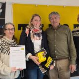 Die Waldschule in Rauxel hat nun einen Kooperationsvertrag mit dem WLT. Schulleiterin Ann-Christin Rietschle (3. v. l.) hat ihn abgeschlossen. Außerdem auf dem Foto: Michi Cordes, Jutta Dahlhausen, Günter Wohlfarth und Ralf Ebeling