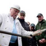 Egon Kopatz öffnet die Zeitkapsel, um ihn herum stehen weitere Männer.