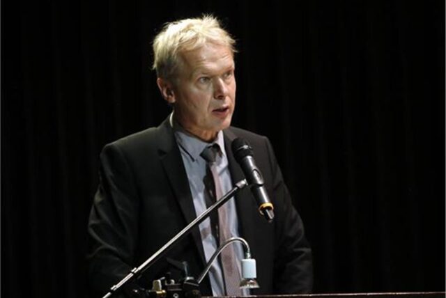 Schulleiter Ulrich Wessel am Rednerpult