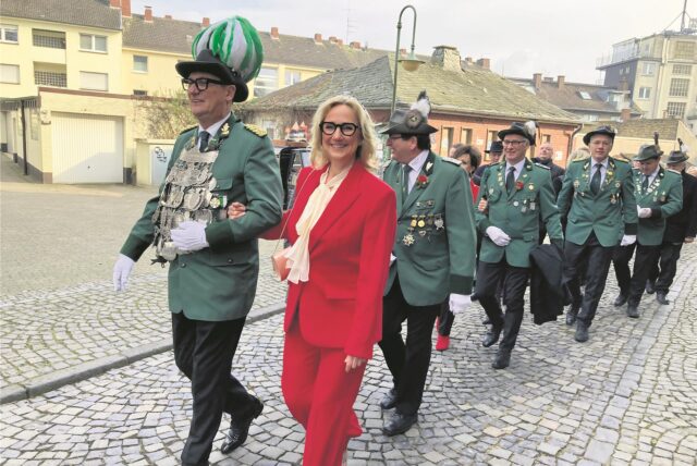 Schützen marschieren durch Waltrop