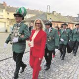 Schützen marschieren durch Waltrop