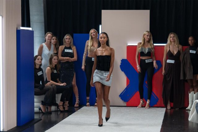 Die Dortmunderin Safia (Mitte) bewegt sich auf einem Laufsteg in einem Casting für die Fernsehsendung „Germany’s Next Top Model“.