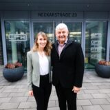 Dr. Reinhold Both (Geschäftsführender Gesellschafter) und seine Tochter Corinna Both-Kreiser (Prokuristin) führen die CFH Group. Sie stehen vor ihrem Unternehmenseingang.