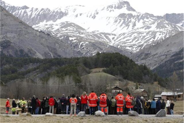 Menschen gedenken an einer Bergwand nahe des französischen Dorfes Le Vernet der Todesopfer in der dort zerschellten Germanwingsmaschine.