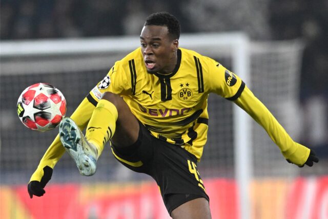 Jamie Gittens nimmt den Ball ab.