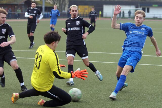Torwart Emirhan Acar pariert einen Schuss