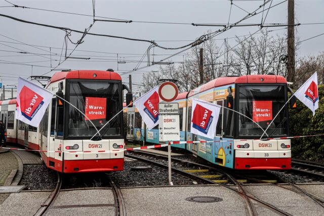 Zwei Stadtbahnen von DSW21 sind mit Warnstreik-Fähnchen bestückt.
