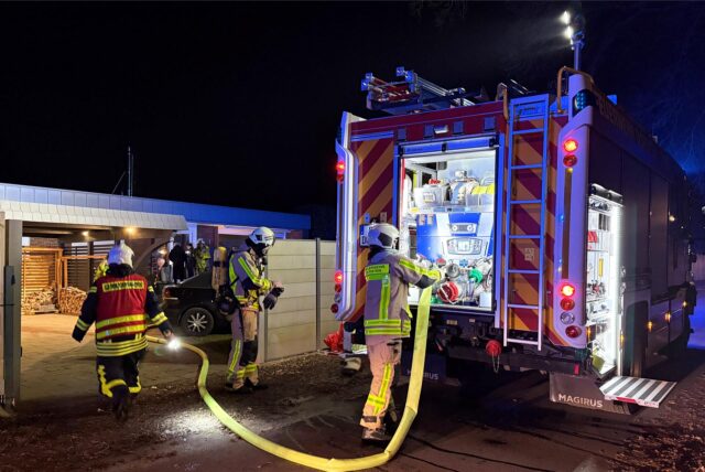 Feuerwehrleute vor einem Löschfahrzeug in Dorsten