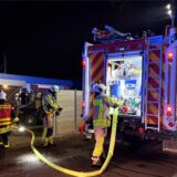 Feuerwehrleute vor einem Löschfahrzeug in Dorsten