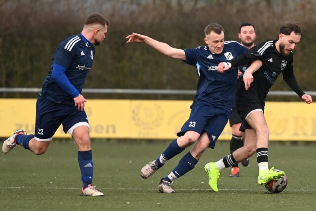 Hart umkämpft war die Kreisliga-A-Partie zwischen der SG Titania/Rot-Weiß Erkenschwick (blau) und Fenerbahce Marl.