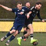 Hart umkämpft war die Kreisliga-A-Partie zwischen der SG Titania/Rot-Weiß Erkenschwick (blau) und Fenerbahce Marl.