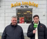 Die RZ-Autoren Alexander Spieß und Valentin Schneider stehen vor dem Asia-Imbiss „Mai Thy“ in Recklinghausen.