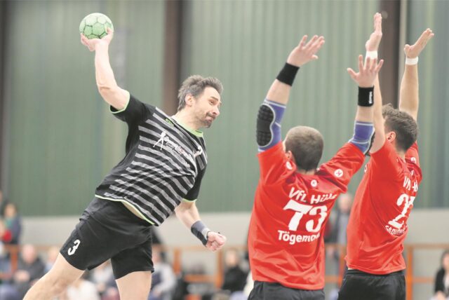Daniel Brunner (l.) und die Handballer der HSG RE/OE haben den Klassenerhalt praktisch in der Tasche.