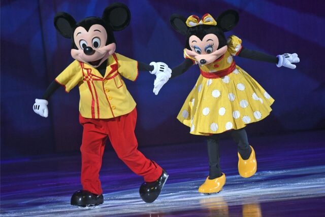 Eisläufer als Micky Mouse und Mini Mouse sind bei Disney on Ice in Dortmund in der Westfalenhalle zu sehen.
