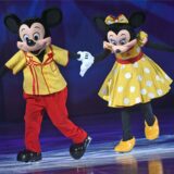 Eisläufer als Micky Mouse und Mini Mouse sind bei Disney on Ice in Dortmund in der Westfalenhalle zu sehen.