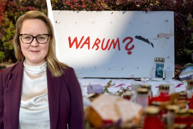 Lisa Kapteinat in einer Fotomontage vor einem Schild, auf dem Warum geschrieben steht. Es ist aufgenommen an der Gedenkstelle zum Anschlag von Solingen im August 2024.