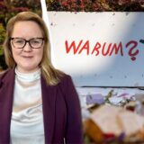 Lisa Kapteinat in einer Fotomontage vor einem Schild, auf dem Warum geschrieben steht. Es ist aufgenommen an der Gedenkstelle zum Anschlag von Solingen im August 2024.