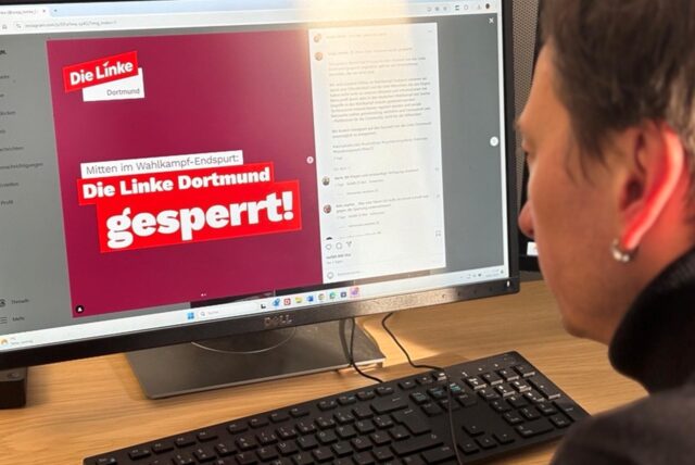 Ein Mann schaut auf einen Computer-Bildschirm, auf dem der Hinweis steht: „Die Linke Dortmund gesperrt!“