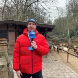 Reporter Tim Hübbertz steht im Streichelzoo-Gehege im Dortmunder Zoo