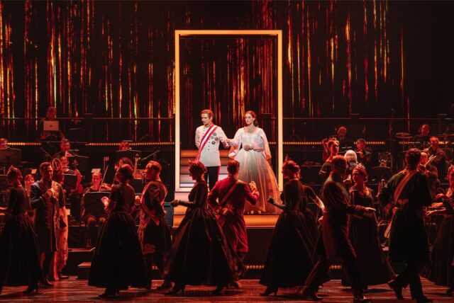 Das Königspaar im „Elisabeth“-Musical hält Hof im Oberhausener CentrO, wo sich das Metronom Theater befindet.
