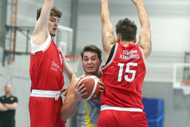 Kampf um jeden Ball: Migel Wessel (M.) nimmt es mit gegnerischen Spielern auf. Am Ende gewinnt der Marler BC sein zweites Saisonspiel.