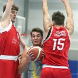 Kampf um jeden Ball: Migel Wessel (M.) nimmt es mit gegnerischen Spielern auf. Am Ende gewinnt der Marler BC sein zweites Saisonspiel.