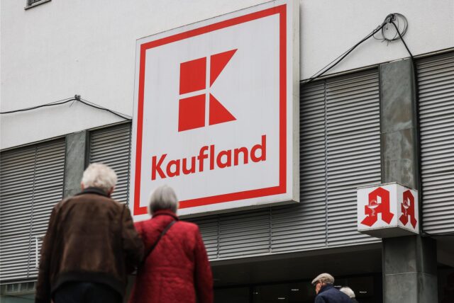 Kunden vor dem Eingang zu einer Kaufland-Filiale.