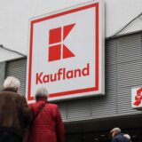 Kunden vor dem Eingang zu einer Kaufland-Filiale.