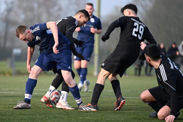 Die erste Mannschaft der SG Titania/RW Erkenschwick (blaue Trikots) spielt aktuell in der Kreisliga A2 um den Klassenerhalt.