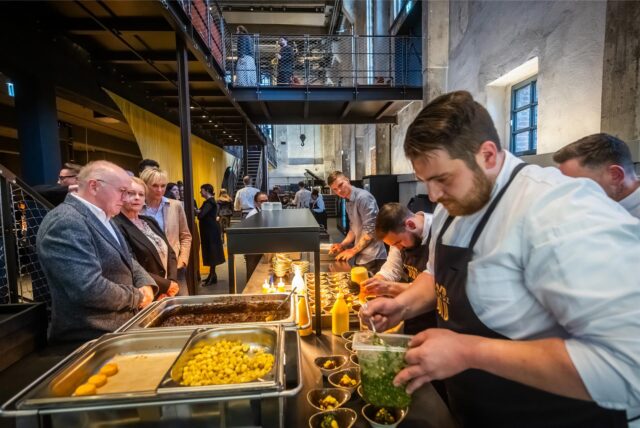 Gäste essen im Restaurant SchwarzGold in Dortmund-Huckarde.