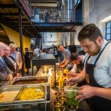 Gäste essen im Restaurant SchwarzGold in Dortmund-Huckarde.