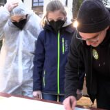 Das Kinder- und Jugendparlament erstellt zusammen mit dem BVB-Lernzentrum Graffitis für die Demokratie.