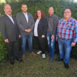 Auf dem Foto ist der Vorstand des AfD-Stadtverbandes Dorsten aus September 2024 zu sehen. In der Mitte Sprecherin Simone Paulsen, die gemeinsam mit dem stellvertretenden Sprecher Pascal Gasch und Jürgen Chmielecki die neue Ratsfraktion bilden wird. Letzterer tritt als Bürgermeisterkandidat an