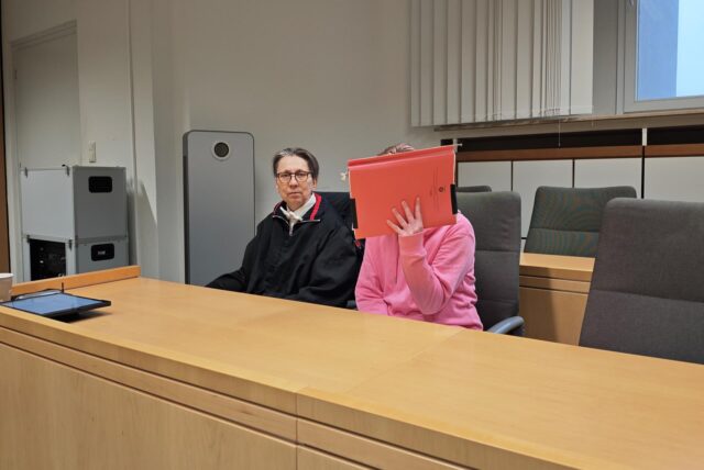 Die Angeklagte aus Haltern neben ihrer Verteidigerin Christin Riemann im Essener Landgericht.