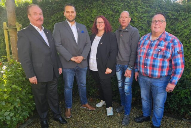 Auf dem Foto ist der Vorstand des AfD-Stadtverbandes Dorsten aus September 2024 zu sehen. In der Mitte Sprecherin Simone Paulsen, die gemeinsam mit dem stellvertretenden Sprecher Pascal Gasch und Jürgen Chmielecki die neue Ratsfraktion bilden wird. Letzterer tritt als Bürgermeisterkandidat an