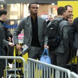 Carney Chukwuemeka trägt eine Tasche.