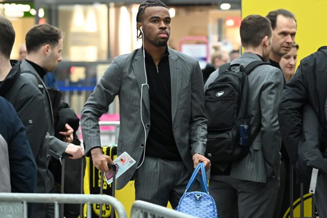 Carney Chukwuemeka trägt eine Tasche.