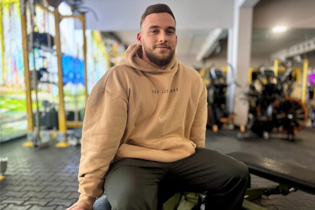 Tom Kutschinski ist Bodybuilder. Hier sitzt er auf einer Hantelbank in seinem Lieblings-Fitnessstudio in Waltrop.