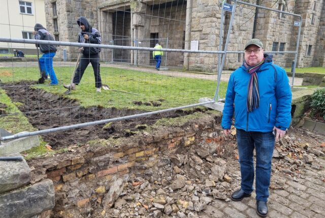 Pfarrer Thomas Mämecke steht vor der Lutherkirche. An dieser Stelle entsteht eine Rampe für den Baustellenverkehr.