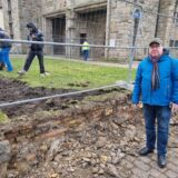 Pfarrer Thomas Mämecke steht vor der Lutherkirche. An dieser Stelle entsteht eine Rampe für den Baustellenverkehr.