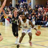 Jonas Harper dribbelt den Ball