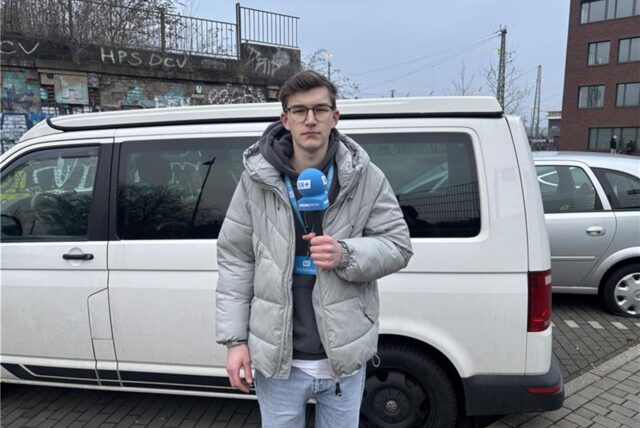 Reporter Julius Obhues steht vor einem Auto mit plattem Reifen an der Übelgönne in Dortmund.